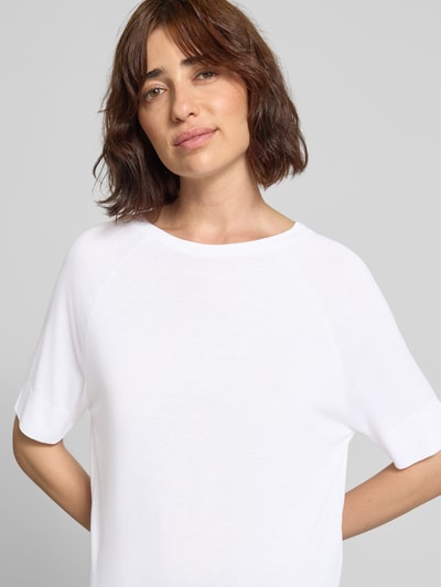Frauenmodel trägt T-Shirt aus Lyocell-Baumwoll-Mix mit Rundhalsausschnitt von Luisa Cerano in Weiß, glatte Struktur, Nahaufnahme Oberkörper. Regular Fit, Rippenbündchen an den Ärmeln, Rückenlänge bei Größe 36 beträgt 60 cm.