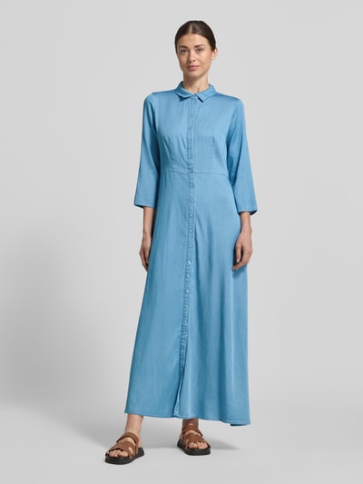 Vrouwenmodel draagt Regular Fit maxi-jurk uit lyocellmix model 'SAVANNA' van YAS in denimlook, met lange mouwen, knoopsluiting, getailleerd, ruglengte maat 36: 135 cm, borstwijdte: 46 cm, mouwlengte: 48 cm, full-body vooraanzicht