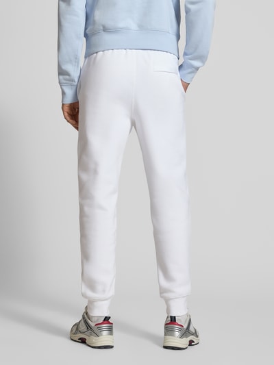 Männermodel trägt Sweatpants mit Label-Stitching und Gesäßtasche von Nike aus Baumwoll-Mix, Regular-Fit, Ganzkörperansicht Rückansicht.