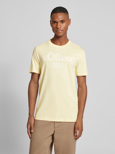 s.Oliver RED LABEL Regular Fit T-Shirt aus reiner Baumwolle mit großem Label Print Hellgelb 4