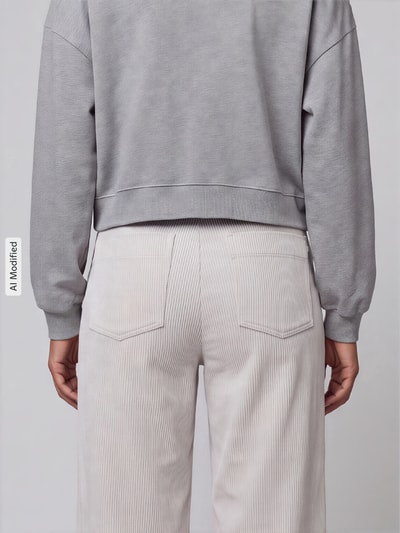 Frauenmodel trägt Wide Leg Cordhose mit Gürtelschlaufen Modell 'Palazzo' von MAC in hellbeige mit Cordstruktur, Ganzkörperansicht Rückansicht, Damen Cordhose von MAC, KI-modifiziertes Bild.
