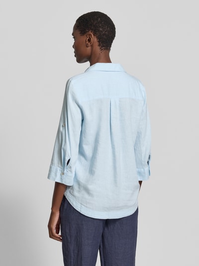 Frauenmodel trägt Relaxed Fit Hemdbluse aus Leinen-Viskose-Mix von s.Oliver RED LABEL, Optik: Unifarben, Flammgarn, Ganzkörperansicht Rückansicht.