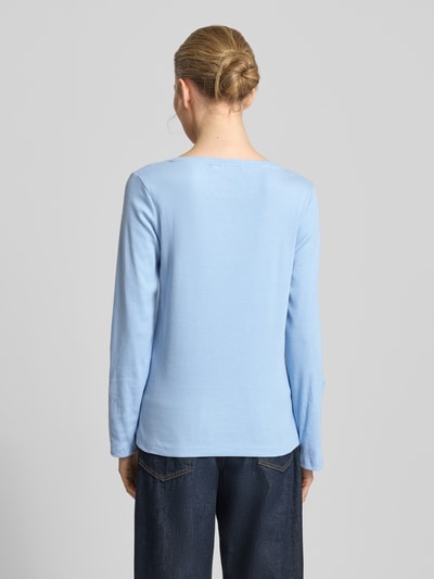 Vrouwenmodel draagt Regular Fit Langarmshirt aus Baumwoll-Mix van Tom Tailor in lichtblauw, gestreept, rechte pasvorm, Henley-hals, lange mouwen, all-over patroon, katoenmix. Ganzkörperansicht achteraan.