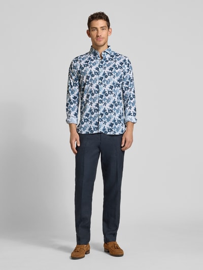 Männermodel trägt Slim Fit Business-Hemd aus Leinen-Baumwoll-Mix Modell 'Roma' von FIL NOIR, Allover-Look, Kentkragen, Ganzkörperansicht von vorne, Rückenlänge 76 cm, Schulterbreite 45 cm, Ärmellänge 67 cm, Farben: Blau-Weiß, glatte Textur.