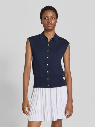 Frauenmodel trägt Relaxed Fit Weste aus Baumwoll-Mix von Tommy Hilfiger in Dunkelblau mit goldenen Knöpfen, Ganzkörperansicht von vorne, Damen Weste von Tommy Hilfiger.