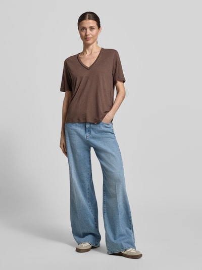 Vrouwenmodel draagt Regular Fit T-shirt uit linnenmix met V-hals en gaatjesmotief van Scotch & Soda, ruglengte bij maat S 62 cm, full body vooraanzicht
