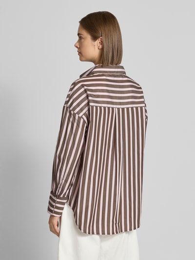 Frauenmodel trägt Loose Fit Hemdbluse mit Baumwoll-Anteil Modell 'OREGON' von ONLY, braun-weiß gestreift, Damen Hemdbluse, Ganzkörperansicht Rückansicht.