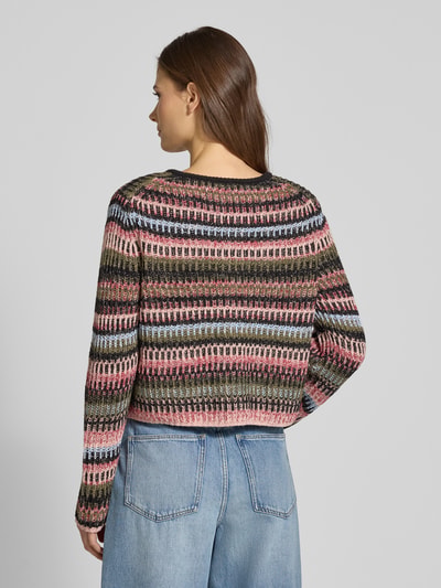 Frauenmodel trägt Strickjacke mit Rundhalsausschnitt von Oui im Baumwoll-Viskose-Mix, Regular-Fit, Ziertaschen, Rückenansicht.