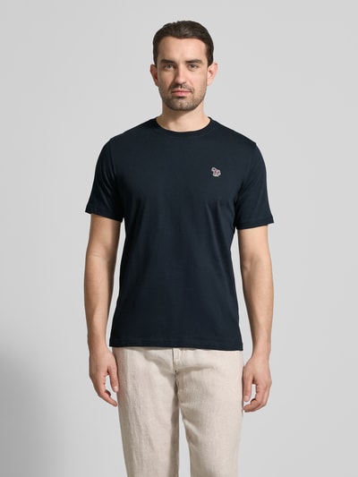 Männermodel trägt Regular Fit T-Shirt mit Rundhalsausschnitt von PAUL SMITH aus Reiner Baumwolle, Stitching, Rückenlänge 69 cm, Ganzkörperansicht von vorne.