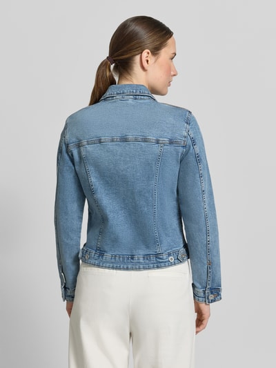 Frauenmodel trägt Slim Fit Jeansjacke aus Baumwoll-Mix von Tom Tailor in Denim-Optik, Umlegekragen, Langarm, Label-Prägung, Ganzkörperansicht Rückansicht.