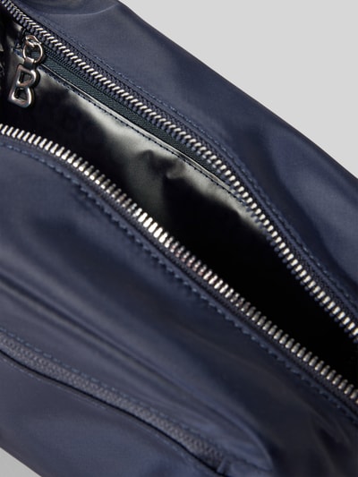 Produktfoto, donkerblauw make-uptasje met ritssluitingdetail, labeldetail en draaglus, Kosmetiktasche met Label-Detail Model 'verbier play 1.0' van BOGNER, dames, met hoofdvak, gladde textuur.