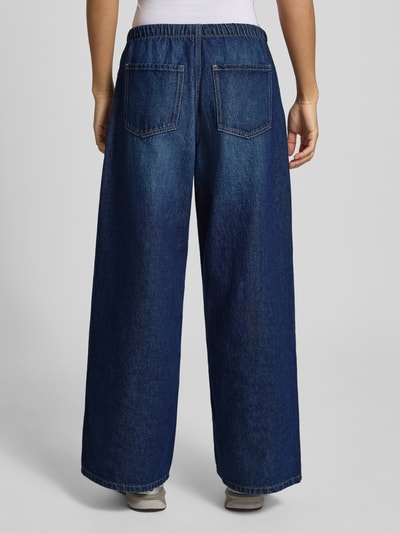 Kobiece modelka nosi Loose Fit Jeans mit weitem Bein od REVIEW z czystej bawełny, elastyczny pas, sznurek, szeroka nogawka, szerokość w rozmiarze S: 39 cm, długość nogawki wewnętrznej w rozmiarze S: 75 cm, widok sylwetki od tyłu