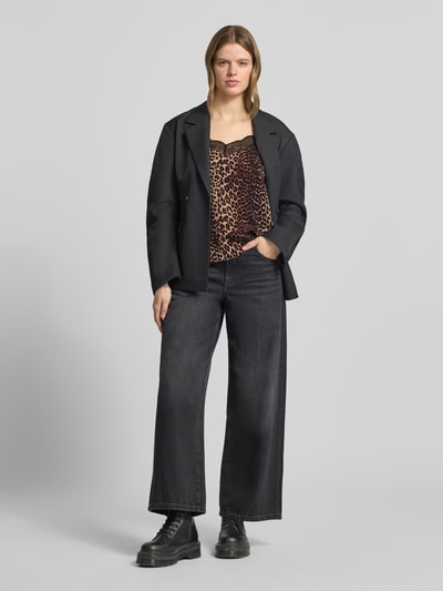 Frauenmodel trägt Relaxed Fit Blusentop mit Spitzenbesatz Modell 'TIFFANY' von Pieces, Optik: Unifarben, Passform: Relaxed-Fit, Ausschnitt: V-Ausschnitt, Applikation: Spitzenbesatz, Trägerform: Verstellbare Spaghettiträger, Materialverarbeitung: Crêpe, Ganzkörperansicht von vorne.