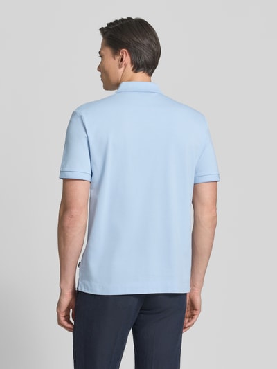 Männermodel trägt Regular Fit Poloshirt aus reiner Baumwolle Modell 'C-PARRIS' von BOSS, hellblau, Piqué-Textur, Ganzkörperansicht Rückansicht