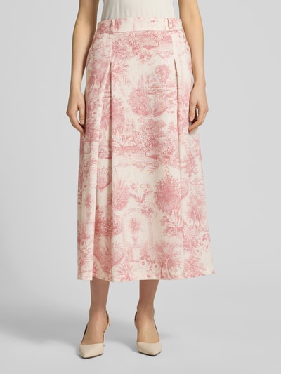 Vrouwenmodel draagt midirok van SEDUCTIVE, model 'PALMIRA', A-lijn met all-over look en plooien, crème en roze, vooraanzicht, detailopname.