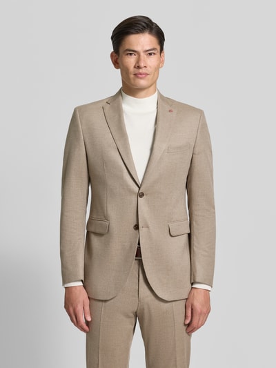 Männermodel trägt Slim Fit Sakko mit Viskose-Anteil Modell 'Colvin' von CG – CLUB of GENTS, beige, Reverskragen, 2-Knopfleiste, Ganzkörperansicht von vorne.
