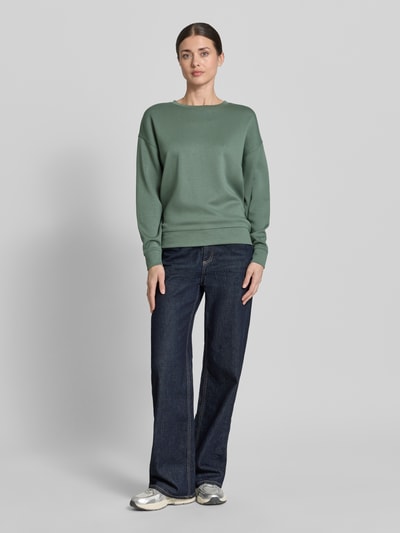 Frauenmodel trägt Sweatshirt mit Rundhalsausschnitt Modell 'Ima' von MSCH Copenhagen in Grün, Viskose-Mix mit Stretch-Anteil, Regular-Fit, elastische Abschlüsse, überschnittene Schultern, Ganzkörperansicht von vorne.
