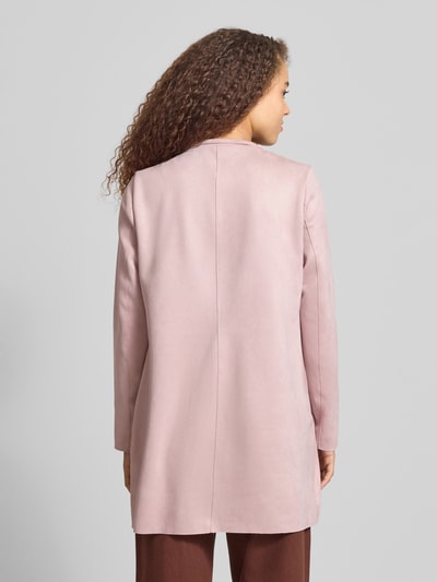 Frauenmodel trägt Regular Fit Jacke in Lederoptik Modell 'SOHO' von ONLY, unifarben, Reverskragen, langarm, Rückansicht Ganzkörperansicht.