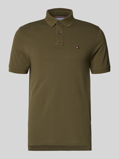 Produktfoto, Regular Fit Poloshirt aus Baumwoll-Mix von Tommy Hilfiger in Khaki, unifarben, Polokragen, 2-Knopf-Verschluss, Logo-Stitching, kurzarm, Piqué-Struktur