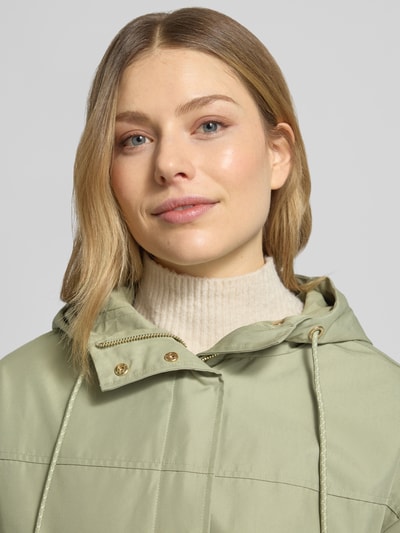 Frauenmodel trägt Regular Fit Parka aus Baumwoll-Mix von s.Oliver RED LABEL in Optik: Unifarben, zarte grüne Farbe, Nahaufnahme Oberkörper.