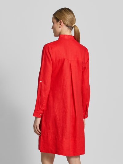 Vrouwenmodel draagt Leinenkleid mit Stehkragen und kurzer Knopfleiste van Christian Berg Woman, puur linnen, recht fit, knielengte, korte opstaande kraag, korte knopenlijst, mouwen met vaste omslag, rode kleur, textuur linnen, rechte vormen, ruglengte 99 cm, borstwijdte 49 cm, mouwlengte 63 cm. Volledige lichaamsopname achterkant.