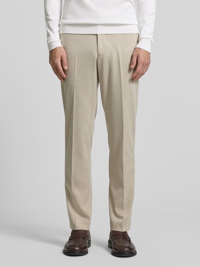 Mannenmodel draagt Stoffhose met Gesäßtaschen van MCNEAL in beige, rechte fit, materiaal-mix met viscose, zicht op steek- en achterzakken, volledige vooraanzicht