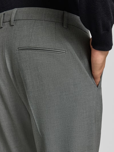 Männermodel trägt Straight Fit Hose mit Viskose-Anteil Modell 'Salto' von CINQUE, grauer Stoff, feine Textur, Detailaufnahme Rückansicht, elastischer Material-Mix, Bundfalten, Gesäßtaschen.