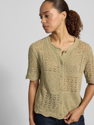 Frauenmodel trägt Regular Fit Strickjacke aus Baumwoll-Mix von Tom Tailor, unifarben, Lochstrickmuster, kurzarm, Nahaufnahme Oberkörper.