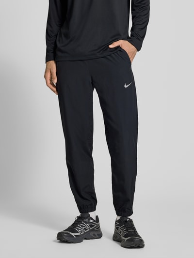 Nike Training Kształt spodnie z nadrukiem z logo i kieszeniami wpuszczanymi Czarny 4