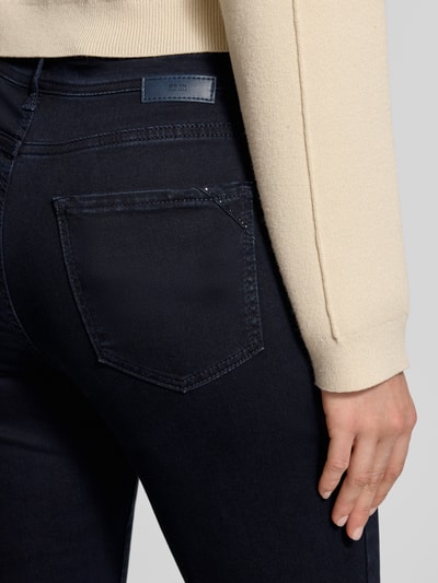 Kobiece model prezentuje Jeans im 5-Pocket-Design Modell 'Mary' od BRAX, ciemnoniebieski, bawełna z elastanem, detal tylnej kieszeni, ujęcie z tyłu.