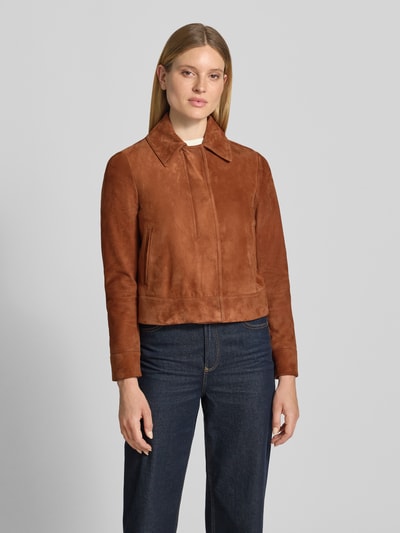 Modelka nosi Regular Fit Lederjacke aus echtem Ziegenleder Modell 'SAMARO' od BOSS, brązowy kolor, gładka faktura, kontekst: damska kurtka skórzana/kurtka ze skóry ekologicznej od BOSS, widok całej sylwetki z przodu.