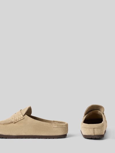 Produktfoto, Loafer aus echtem Leder Modell 'Naples' von Birkenstock in Beige mit abgerundeter Form, strukturierter Sohle, Schaftbrücke, Absatzhöhe 3 cm.