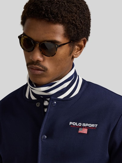 Mannelijk model draagt Regular Fit Blouson uit katoenmix van Polo Ralph Lauren, uni, collegekraag, label, zijzakken, Nahaufnahme bovenlichaam.