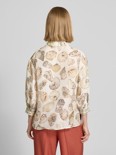 Frauenmodel trägt Bluse aus Leinen-Mix mit 3/4-Arm von Marc Cain, gemustert, Hemdblusenkragen, Straight Fit, verdeckte Knopfleiste, Rückenansicht, Ganzkörperansicht Rückansicht. Rückenlänge bei Größe 36: 61 cm, Ärmellänge bei Größe 36: 40 cm.