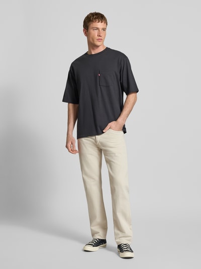 Männermodel trägt Straight Fit Jeans im 5-Pocket-Design Modell '555®' von Levi's®, Beige, Reine Baumwolle, Relaxed-Fit, Ganzkörperansicht von vorne, Bundweite 43 cm, Innenbeinlänge 80 cm.