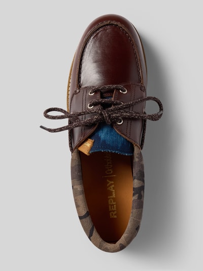 Produktfoto, Bootsschuhe aus Leder mit profilierter Sohle von Replay in Dunkelbraun, abgerundete Spitze, Schnürung, Echtes Leder, Detailaufnahme.