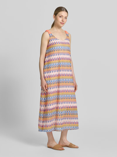 Frauenmodel trägt Midikleid mit Zickzack-Muster von Smith and Soul in bunten Farben, Gerader-Schnitt, Allover-Look, Rundhalsausschnitt, Ganzkörperansicht von vorne.