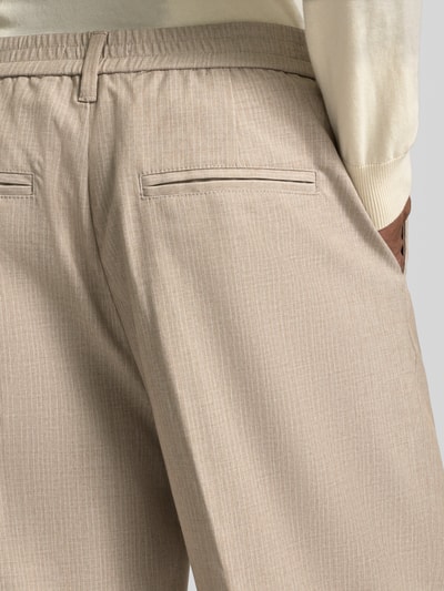 Männermodel trägt Hose mit Streifenmuster und Bügelfalten Modell 'GRANT' von Casual Friday, Material-Mix mit Viskose-Anteil, Detailaufnahme Rückansicht.