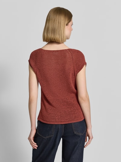 Frauenmodel trägt T-Shirt in Strick-Optik mit Rundhalsausschnitt von Stefanel, Flachs-Mix mit Baumwoll-Anteil, Straight Fit, Raglanärmel, Rückenlänge bei Größe S 52 cm, warme Rotbraun-Töne, leicht melierte Textur, Ganzkörperansicht Rückansicht.