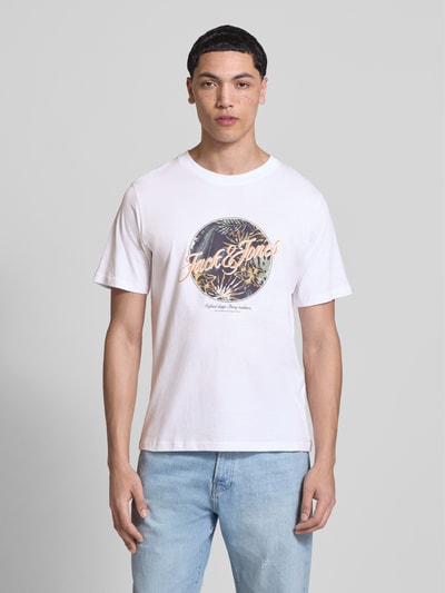 Mannelijk model draagt T-shirt met ronde hals model 'HONOLULU' van Jack & Jones van puur katoen, regular fit, print, ruglengte maat M 68 cm, Ganzkörperansicht von vorne