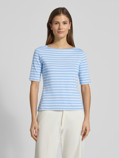 Vrouwenmodel draagt Slim Fit T-shirt uit viscosemix van Comma, halflange mouwen, enveloppehals, ruglengte bij maat 36: 51 cm, voorkant totaalzicht.