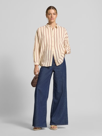 Frauenmodel trägt Relaxed Fit Hemdbluse aus Viskose-Mix von Jake*s Casual, cremefarben mit roten Streifen und Durchgehende Knopfleiste, Hemdblusenkragen, langärmeliges Design, kombiniert mit weiter Jeanshose, Ganzkörperansicht von vorne.