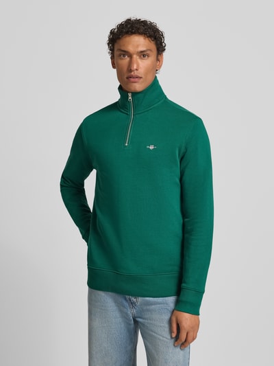 Männermodel trägt Sweatshirt mit Stehkragen und Reißverschluss von Gant, Baumwoll-Mix, Regular-Fit, Label-Stitching, Ganzkörperansicht von vorne.