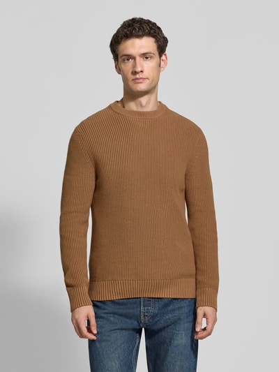 Männermodel trägt Regular Fit Strickpullover aus reiner Baumwolle von MCNEAL, braun, Rundhalsausschnitt, elastische Abschlüsse, Ganzkörperansicht von vorne.