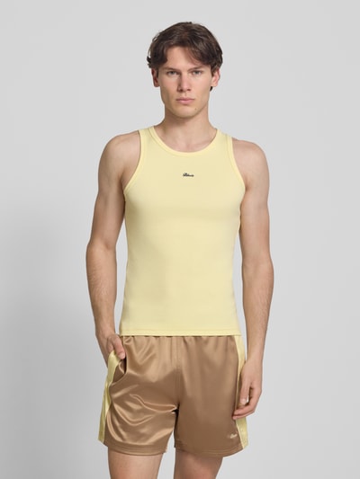 Männermodel trägt Tanktop in Ripp-Optik mit Label-Stitching von BLKVIS, Slim-Fit, Rundhalsausschnitt, Größe M, Rückenlänge 64 cm, Ganzkörperansicht von vorne.