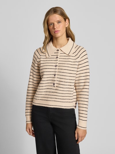 Vrouwenmodel draagt Relaxed Fit Strickpullover met polokraag model 'True' van Topshop, beige met bruine strepen, geribbelde boorden, elastische materiaalmix, langemouwen, breistructuur, vooraanzicht bovenlichaam.