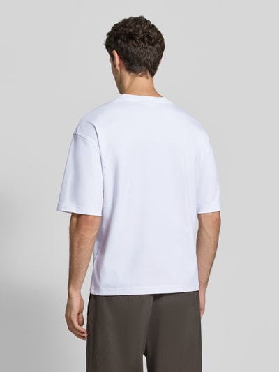 Männermodel trägt Relaxed Fit T-Shirt mit Rundhalsausschnitt von JAKE*S STUDIO MEN, reine Baumwolle, weiß, Rückansicht, Ganzkörperansicht.