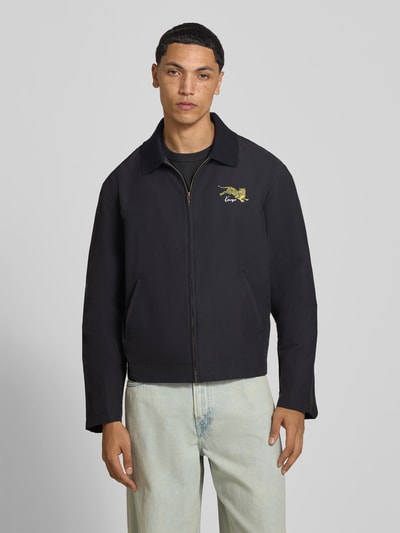 Mannelijk model draagt zwarte blouson uit katoenmix van Kenzo met platte kraag, ritssluiting, steekzakken, recht pasvorm, vooraanzicht, Ruglengte maat M: 64 cm, Schouderbreedte maat M: 51 cm, Mouwlengte maat M: 67 cm.