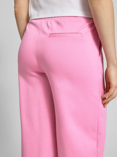 Frauenmodel trägt Wide Leg Sweatpants mit elastischem Bund Modell 'Kate' von ICHI in Rosa, Material-Mix mit Viskose-Anteil, Detailaufnahme Rückansicht.