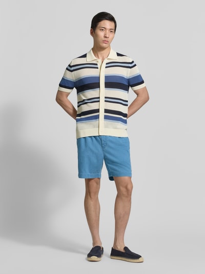 Männermodel trägt Regular Fit Shorts mit elastischem Bund von Gant in Denim-Optik aus Reine Baumwolle, Ganzkörperansicht von vorne.